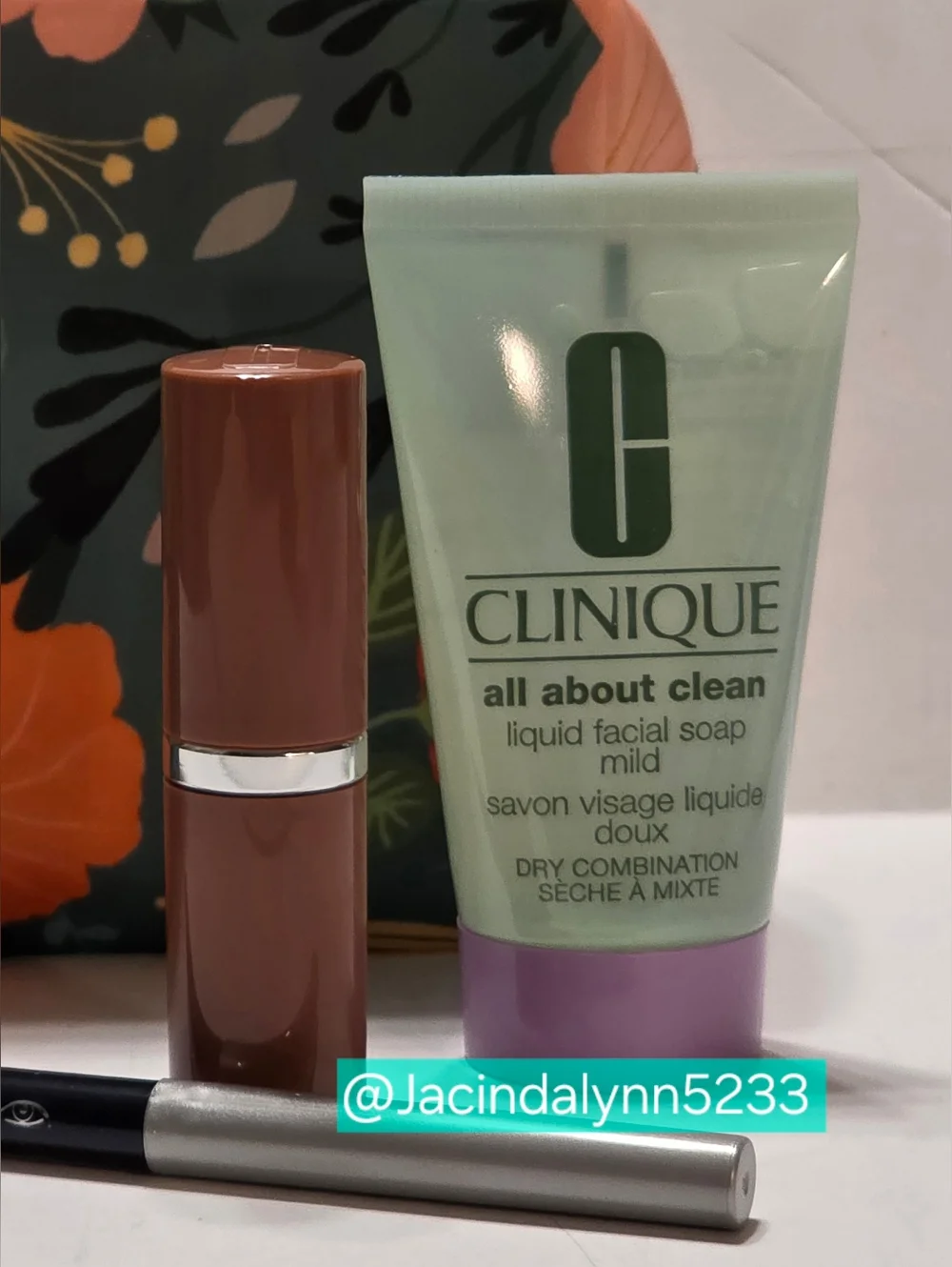 Limited Edition Clinique Gift Set Lipstick Eyeliner & Face Wash + Makeup Bag - Picture 2 of 4
